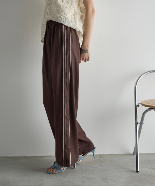 THE YOn（ザヨン）の「インサイドアウトシームラインサテントラックパンツ（その他パンツ・レディース・ブラウン/マスタード/グレー/ネイビー・FREE）」の5枚目の写真