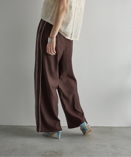 THE YOn（ザヨン）の「インサイドアウトシームラインサテントラックパンツ（その他パンツ・レディース・ブラウン/マスタード/グレー/ネイビー・FREE）」の7枚目の写真