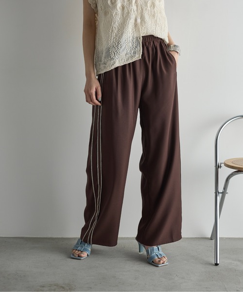 THE YOn（ザヨン）の「インサイドアウトシームラインサテントラックパンツ（その他パンツ・レディース・ブラウン/マスタード/グレー/ネイビー・FREE）」の6枚目の写真