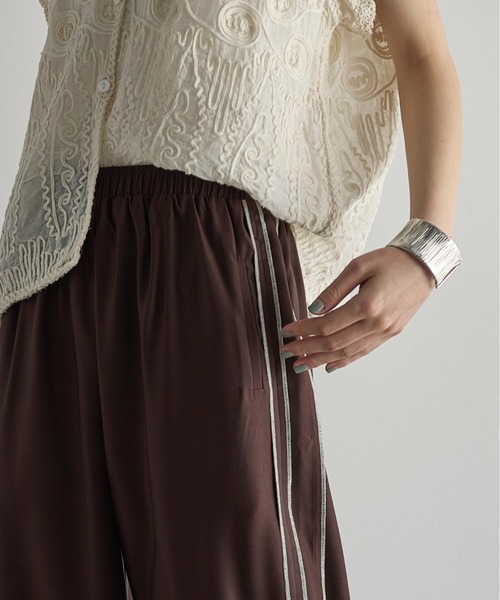 THE YOn（ザヨン）の「インサイドアウトシームラインサテントラックパンツ（その他パンツ・レディース・ブラウン/マスタード/グレー/ネイビー・FREE）」の9枚目の写真