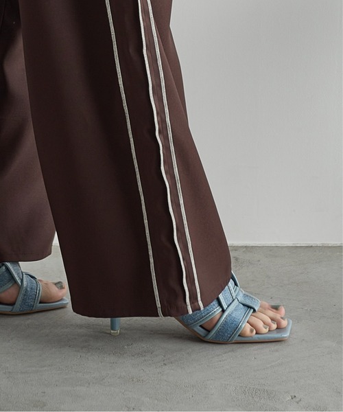 THE YOn（ザヨン）の「インサイドアウトシームラインサテントラックパンツ（その他パンツ・レディース・ブラウン/マスタード/グレー/ネイビー・FREE）」の10枚目の写真