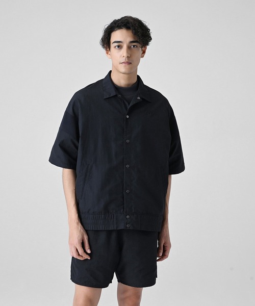 NEW BALANCE(ニューバランス)の「MET24 Short Sleeve Shirts Jacket(シャツ/ブラウス・メンズ・ブラック/グレイッシュベージュ/セージグリーン・LARGE/X-LARGE/MEDIUM/SMALL)」の2枚目の写真