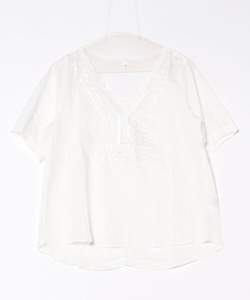 BLANC FICELLE(ブランフィセル)の「Vネック シシュウ シャツ(シャツ/ブラウス・レディース・ネイビー/ホワイト/ピンク/ブラック/ブルー・M/L/XL)」の9枚目の写真