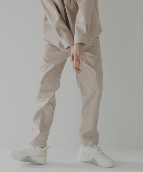 RYU(リュー)の「vegan leather tapered slacks(その他パンツ・メンズ・ブラック/スモークピンク・2/4)」の2枚目の写真