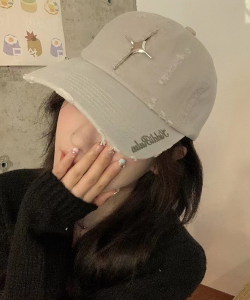 lilful(リルフル)の「シルバートゥインクルモチーフ ダメージ加工 ベースボールキャップ(キャップ・レディース・ライトグレー/ブラック/レッド・F)」の3枚目の写真