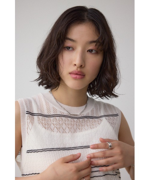 AZUL by moussy(アズールバイマウジー)の「シアークロシェニットタンクトップ(ニット/セーター・レディース・オフホワイト/ブラック・FREE)」の3枚目の写真