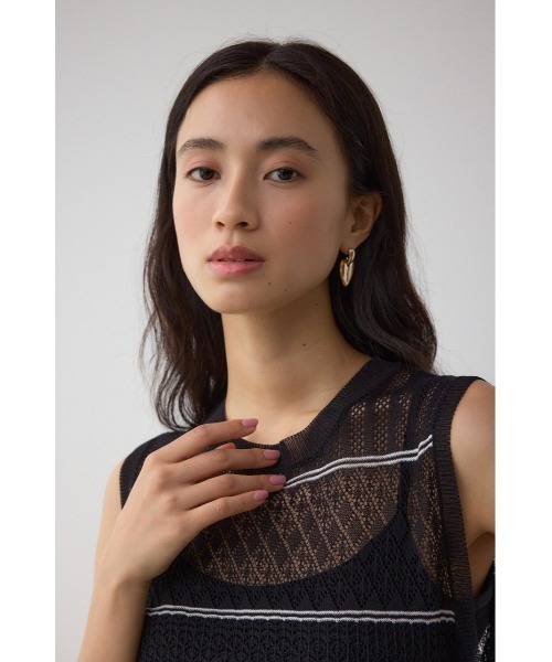 AZUL by moussy(アズールバイマウジー)の「シアークロシェニットタンクトップ(ニット/セーター・レディース・オフホワイト/ブラック・FREE)」の12枚目の写真