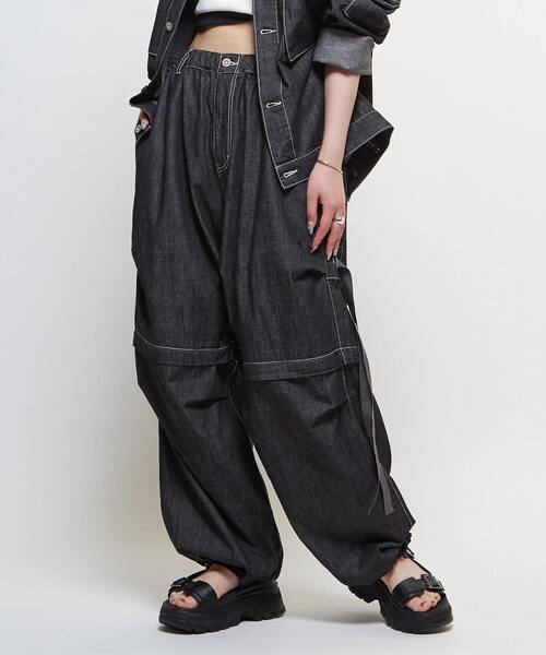 CONVERSE TOKYO（コンバーストウキョウ）の「2WAY DETACHABLE DENIM WIDE CARGO PANTS(SET UP)（デニムパンツ・レディース・ネイビー/サックスブルー/チャコールグレー・MEDIUM/SMALL）」の2枚目の写真
