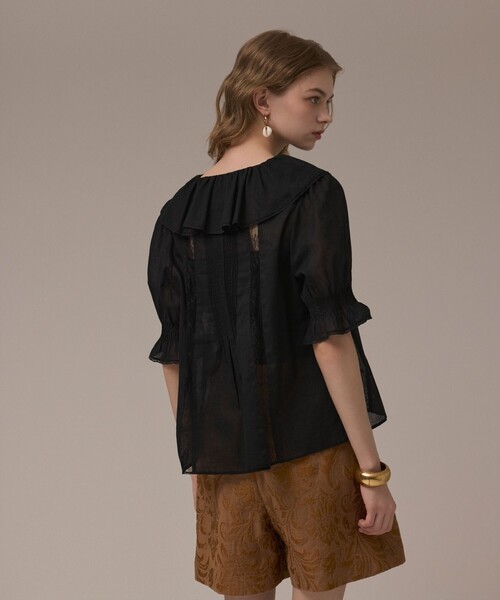 GRACE CONTINENTAL(グレースコンチネンタル)の「コットンフリルカラーブラウス(シャツ/ブラウス・レディース・ブラック/ホワイト・38/36)」の1枚目の写真