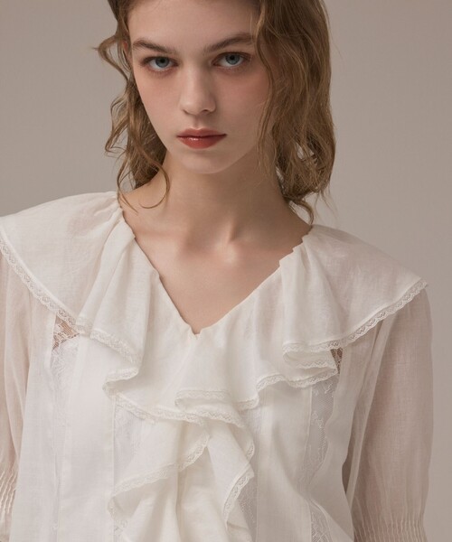 GRACE CONTINENTAL(グレースコンチネンタル)の「コットンフリルカラーブラウス(シャツ/ブラウス・レディース・ブラック/ホワイト・38/36)」の13枚目の写真