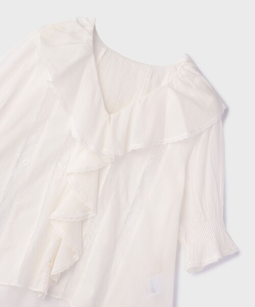 GRACE CONTINENTAL(グレースコンチネンタル)の「コットンフリルカラーブラウス(シャツ/ブラウス・レディース・ブラック/ホワイト・38/36)」の4枚目の写真