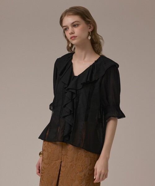 GRACE CONTINENTAL(グレースコンチネンタル)の「コットンフリルカラーブラウス(シャツ/ブラウス・レディース・ブラック/ホワイト・38/36)」の6枚目の写真