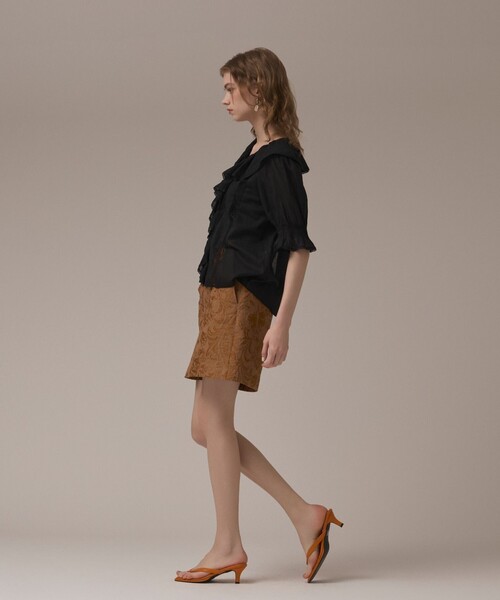 GRACE CONTINENTAL(グレースコンチネンタル)の「コットンフリルカラーブラウス(シャツ/ブラウス・レディース・ブラック/ホワイト・38/36)」の9枚目の写真