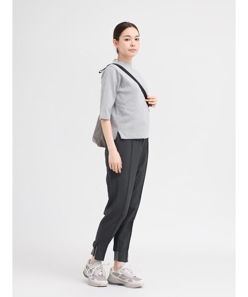 YORT(ヨート)の「【吸水速乾・通気性】スムーステーパードパンツ(その他パンツ・レディース・ブラック/チャコール・MEDIUM)」の8枚目の写真