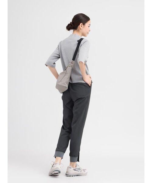 YORT(ヨート)の「【吸水速乾・通気性】スムーステーパードパンツ(その他パンツ・レディース・ブラック/チャコール・MEDIUM)」の9枚目の写真