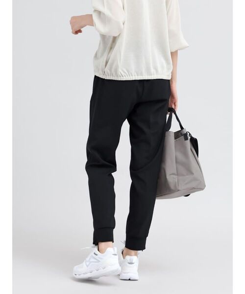 YORT(ヨート)の「【吸水速乾・通気性】スムーステーパードパンツ(その他パンツ・レディース・ブラック/チャコール・MEDIUM)」の18枚目の写真