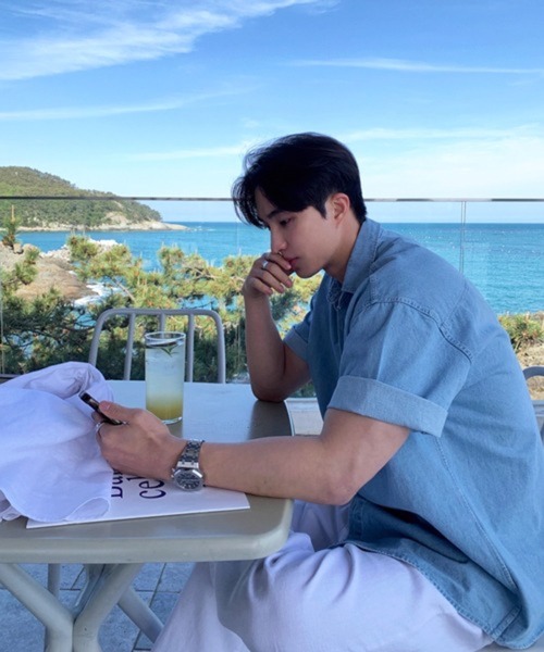 CERCA(チェルカ)の「【NOWLE】ライトオンス ポケット サマー デニム シャツ(シャツ/ブラウス・メンズ・ブルー・X-LARGE/LARGE)」の4枚目の写真