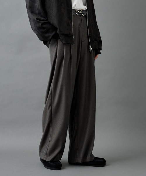 COLONY 2139（コロニートゥーワンスリーナイン）の「2タックワイドストレートスラックスパンツ（スラックス・メンズ・ブラック/グレー・LARGE/SMALL/MEDIUM）」の2枚目の写真