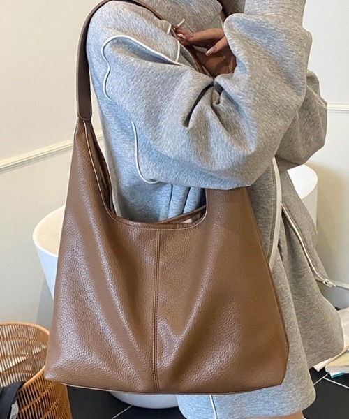 AMELY(エミリー)の「三角フォルム ショルダーバッグ(ショルダーバッグ・レディース・ブルー/シルバー/アイボリー/ブラック/イエロー/カーキブラウン/ブラウン・フリー)」の3枚目の写真