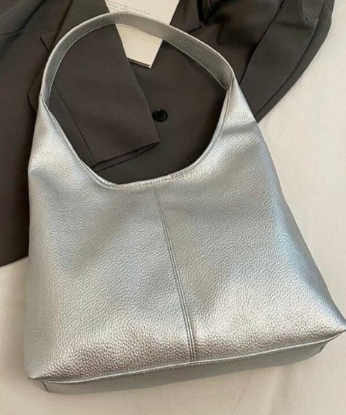 AMELY(エミリー)の「三角フォルム ショルダーバッグ(ショルダーバッグ・レディース・ブルー/シルバー/アイボリー/ブラック/イエロー/カーキブラウン/ブラウン・フリー)」の7枚目の写真