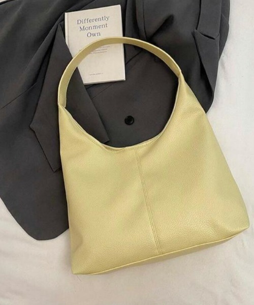 AMELY(エミリー)の「三角フォルム ショルダーバッグ(ショルダーバッグ・レディース・ブルー/シルバー/アイボリー/ブラック/イエロー/カーキブラウン/ブラウン・フリー)」の6枚目の写真