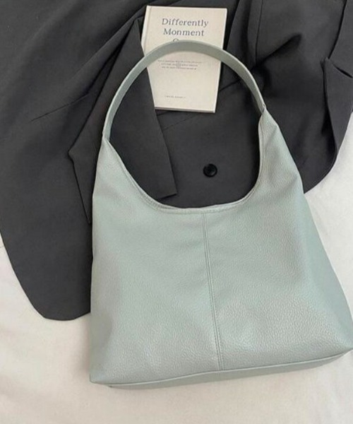 AMELY(エミリー)の「三角フォルム ショルダーバッグ(ショルダーバッグ・レディース・ブルー/シルバー/アイボリー/ブラック/イエロー/カーキブラウン/ブラウン・フリー)」の5枚目の写真