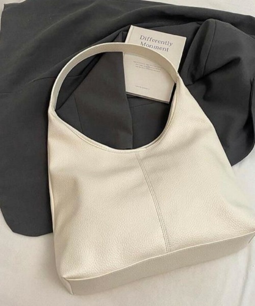 AMELY(エミリー)の「三角フォルム ショルダーバッグ(ショルダーバッグ・レディース・ブルー/シルバー/アイボリー/ブラック/イエロー/カーキブラウン/ブラウン・フリー)」の1枚目の写真