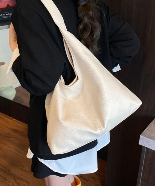 AMELY(エミリー)の「三角フォルム ショルダーバッグ(ショルダーバッグ・レディース・ブルー/シルバー/アイボリー/ブラック/イエロー/カーキブラウン/ブラウン・フリー)」の8枚目の写真