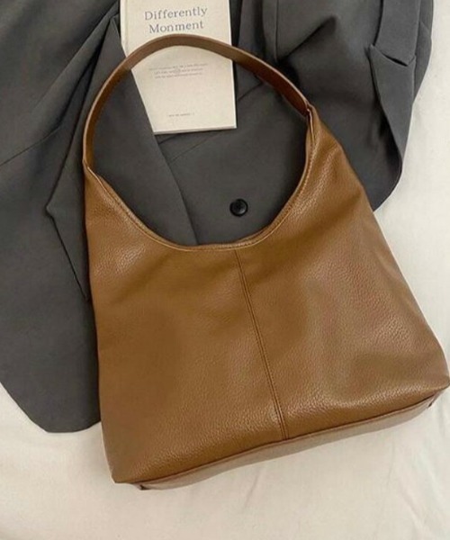 AMELY(エミリー)の「三角フォルム ショルダーバッグ(ショルダーバッグ・レディース・ブルー/シルバー/アイボリー/ブラック/イエロー/カーキブラウン/ブラウン・フリー)」の9枚目の写真