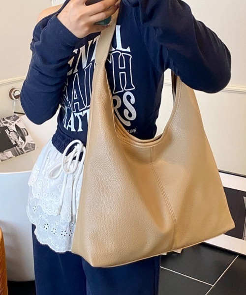 AMELY(エミリー)の「三角フォルム ショルダーバッグ(ショルダーバッグ・レディース・ブルー/シルバー/アイボリー/ブラック/イエロー/カーキブラウン/ブラウン・フリー)」の10枚目の写真