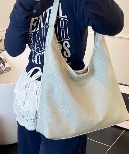 AMELY(エミリー)の「三角フォルム ショルダーバッグ(ショルダーバッグ・レディース・ブルー/シルバー/アイボリー/ブラック/イエロー/カーキブラウン/ブラウン・フリー)」の11枚目の写真