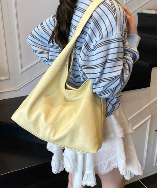AMELY(エミリー)の「三角フォルム ショルダーバッグ(ショルダーバッグ・レディース・ブルー/シルバー/アイボリー/ブラック/イエロー/カーキブラウン/ブラウン・フリー)」の12枚目の写真