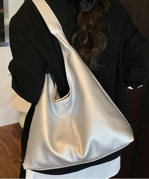 AMELY(エミリー)の「三角フォルム ショルダーバッグ(ショルダーバッグ・レディース・ブルー/シルバー/アイボリー/ブラック/イエロー/カーキブラウン/ブラウン・フリー)」の13枚目の写真