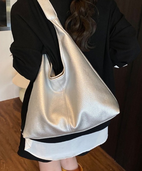 AMELY(エミリー)の「三角フォルム ショルダーバッグ(ショルダーバッグ・レディース・ブルー/シルバー/アイボリー/ブラック/イエロー/カーキブラウン/ブラウン・フリー)」の14枚目の写真