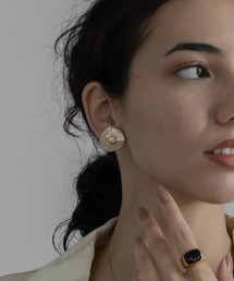 abaskdesign（アバスクデザイン）の「変形プレートパールイヤリング（イヤリング）」