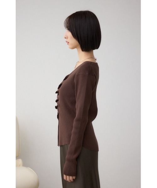 AZUL by moussy(アズールバイマウジー)の「フロントギャザーVネックニット(ニット/セーター・レディース・ブラウン/ブラック/ライトグレー・FREE)」の5枚目の写真