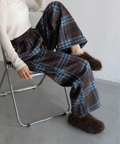 hwyl（ヒュイル）の「起毛チェック柄タックワイドパンツ（その他パンツ・レディース・ホワイト系その他/ブルー系その他・FREE）」の2枚目の写真
