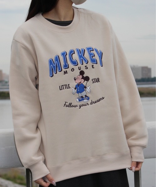 Disney(ディズニー)の「【DISNEY/ディズニー】ミッキーマウス裏起毛総刺繍クルーネックトレーナー(スウェット・レディース・ベージュ/ネイビー/ブラック/ライトピンク・MEDIUM/LARGE)」の3枚目の写真