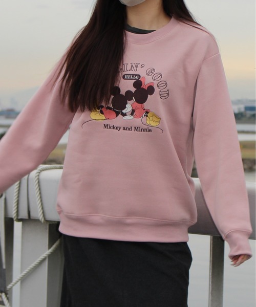 Disney(ディズニー)の「【DISNEY/ディズニー】ミッキーマウス裏起毛総刺繍クルーネックトレーナー(スウェット・レディース・ベージュ/ネイビー/ブラック/ライトピンク・MEDIUM/LARGE)」の4枚目の写真
