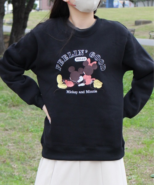 Disney(ディズニー)の「【DISNEY/ディズニー】ミッキーマウス裏起毛総刺繍クルーネックトレーナー(スウェット・レディース・ベージュ/ネイビー/ブラック/ライトピンク・MEDIUM/LARGE)」の2枚目の写真