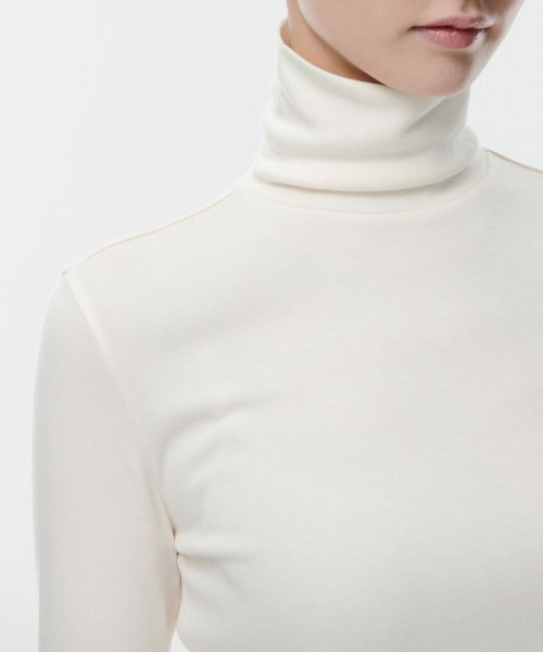 MUSINSA STANDARD WOMAN（ムシンサスタンダードウーマン）の「[ヒートタンダード] ウィメンズ薄起毛スリムタートルネック長袖Tシャツ [クリーム]（Tシャツ/カットソー・レディース・その他・SMALL/MEDIUM/LARGE/X-SMALL）」の3枚目の写真