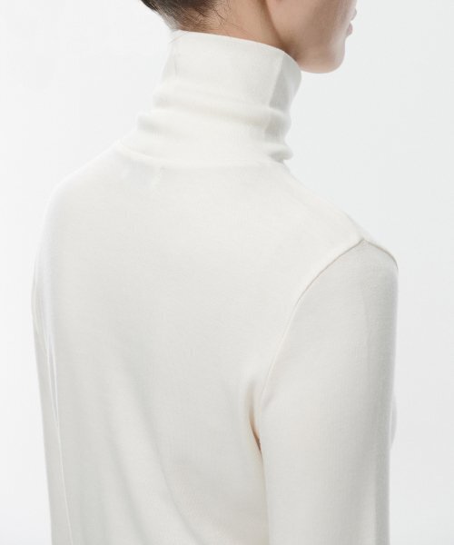 MUSINSA STANDARD WOMAN（ムシンサスタンダードウーマン）の「[ヒートタンダード] ウィメンズ薄起毛スリムタートルネック長袖Tシャツ [クリーム]（Tシャツ/カットソー・レディース・その他・SMALL/MEDIUM/LARGE/X-SMALL）」の4枚目の写真