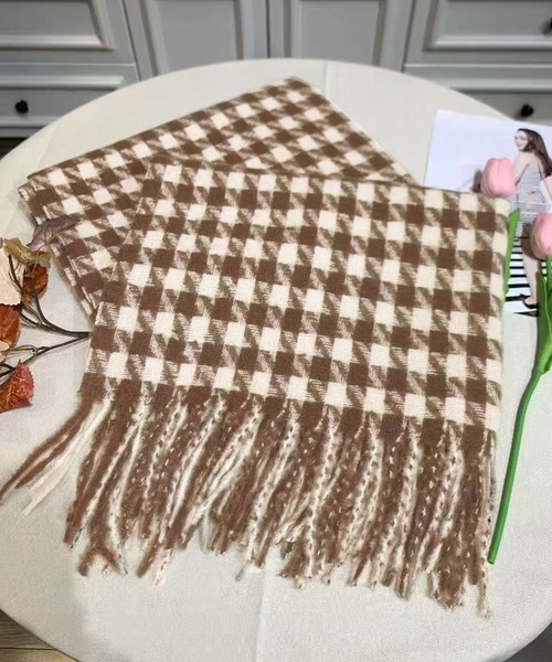 DAY CLOSET（デイ クローゼット）の「【180×68cm大判/ひざ掛け】千鳥格子チェックボリュームフリンジストール/マフラー（ストール/ショール・レディース・グレー/ライトグレー/ブラウン/レッド/ブラック・ONE SIZE）」の4枚目の写真