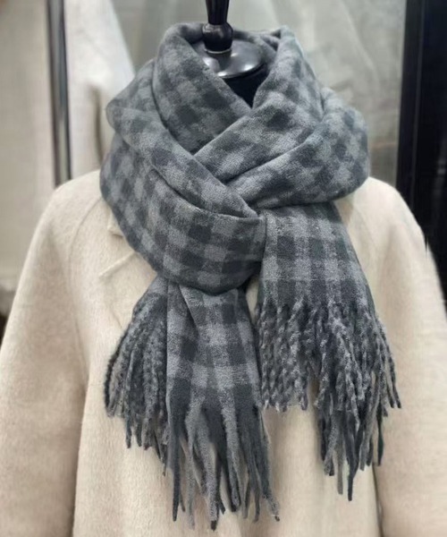 DAY CLOSET（デイ クローゼット）の「【180×68cm大判/ひざ掛け】千鳥格子チェックボリュームフリンジストール/マフラー（ストール/ショール・レディース・グレー/ライトグレー/ブラウン/レッド/ブラック・ONE SIZE）」の3枚目の写真