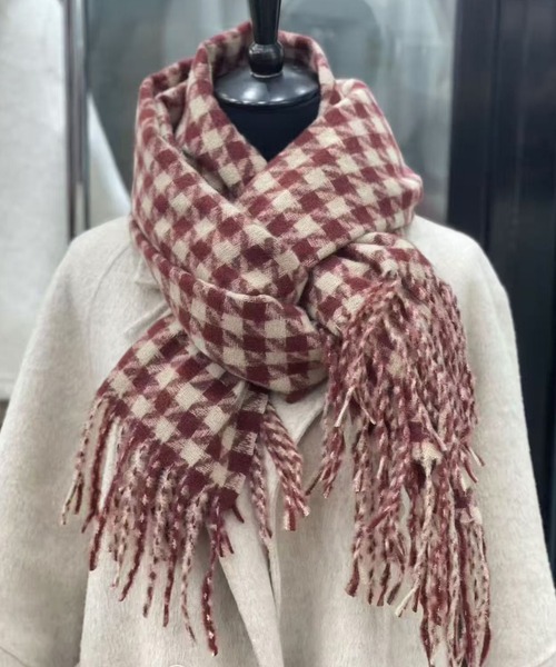 DAY CLOSET（デイ クローゼット）の「【180×68cm大判/ひざ掛け】千鳥格子チェックボリュームフリンジストール/マフラー（ストール/ショール・レディース・グレー/ライトグレー/ブラウン/レッド/ブラック・ONE SIZE）」の5枚目の写真