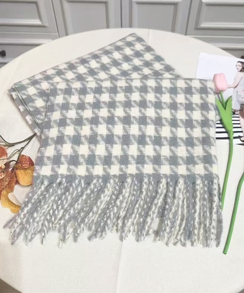 DAY CLOSET（デイ クローゼット）の「【180×68cm大判/ひざ掛け】千鳥格子チェックボリュームフリンジストール/マフラー（ストール/ショール・レディース・グレー/ライトグレー/ブラウン/レッド/ブラック・ONE SIZE）」の2枚目の写真