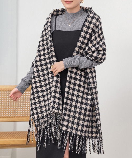 DAY CLOSET（デイ クローゼット）の「【180×68cm大判/ひざ掛け】千鳥格子チェックボリュームフリンジストール/マフラー（ストール/ショール・レディース・グレー/ライトグレー/ブラウン/レッド/ブラック・ONE SIZE）」の11枚目の写真
