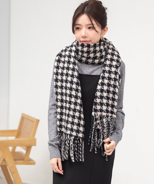 DAY CLOSET（デイ クローゼット）の「【180×68cm大判/ひざ掛け】千鳥格子チェックボリュームフリンジストール/マフラー（ストール/ショール・レディース・グレー/ライトグレー/ブラウン/レッド/ブラック・ONE SIZE）」の12枚目の写真