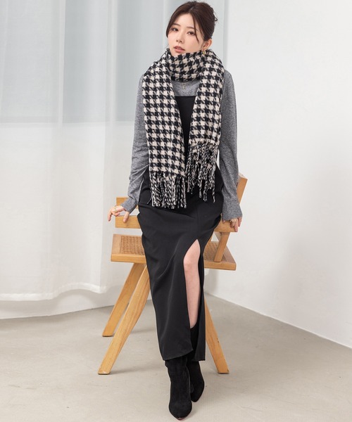 DAY CLOSET（デイ クローゼット）の「【180×68cm大判/ひざ掛け】千鳥格子チェックボリュームフリンジストール/マフラー（ストール/ショール・レディース・グレー/ライトグレー/ブラウン/レッド/ブラック・ONE SIZE）」の6枚目の写真