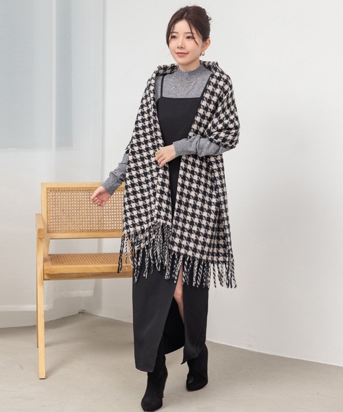 DAY CLOSET（デイ クローゼット）の「【180×68cm大判/ひざ掛け】千鳥格子チェックボリュームフリンジストール/マフラー（ストール/ショール・レディース・グレー/ライトグレー/ブラウン/レッド/ブラック・ONE SIZE）」の7枚目の写真